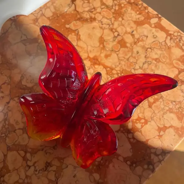 Foto de um(a) Fenton Glass Antiga Escultura De Borboleta Cristal Art Deco, da categoria de Escultura. Fenton Glass. Antiga escultura artística de borboleta em cristal. Peça catalogada, feita à mão, assinada e com selo original... Mostrado de uma perspectiva diferente. Vendido no marketplace Trésors.