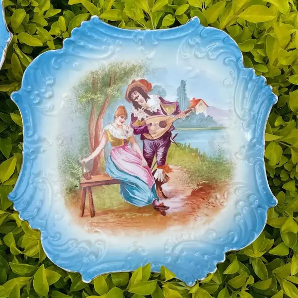 Foto de um(a) Antigo Par De Pratos Medalhões Porcelana Francesa Limoges, da categoria de Pratos Decorativos. B&R Limoges - France. Antigo e raro par de pratos medalhões em porcelana artística, ricamente pintados à mão. Da renomada... Mostrado de uma perspectiva diferente. Vendido no marketplace Trésors.