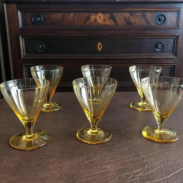 Foto de um(a) Antigo Conjunto Com 6 Cálices Venezianos Cristal Amarelo, da categoria de Taças. Conjunto com 6 cálices venezianos em delicado cristal soufflé gomado, no tom amarelo. Impecáveis. Altura 8,5cm. Mostrado de uma perspectiva diferente. Vendido no marketplace Trésors.