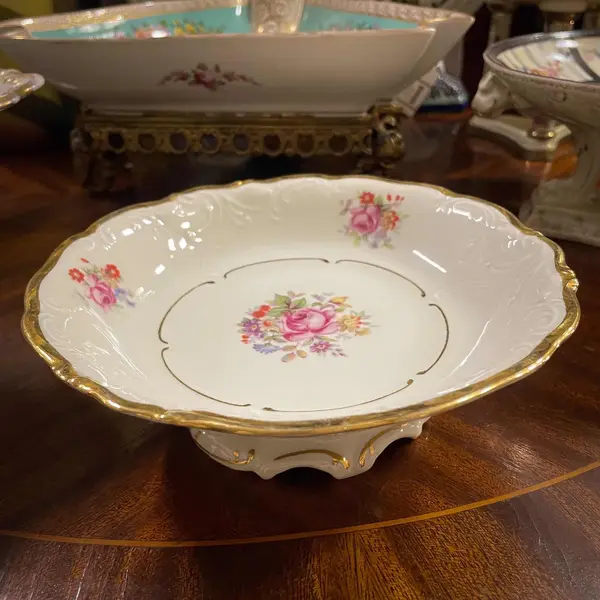 Foto de um(a) Antigo Prato Fruteira Centro De Mesa Porcelana Polonesa Kpm, da categoria de Travessas e tigelas. ~ KPM ~ Receba toda a delicadeza dessa linda peça em porcelana artística polonesa. Ela é uma fruteirinha, ótima para servir... Mostrado de uma perspectiva diferente. Vendido no marketplace Trésors.