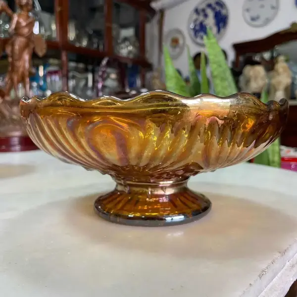 Foto de um(a) Antiga Coleção Rara Fruteira Boleira Vidro Carnival Glass, da categoria de Centro de mesa. Antigas fruteiras em vidro Carnival Glass. Meados do século XX. Medidas 9x18cm Medidas 10x21cmMedidas 13x20cm. Mostrado de uma perspectiva diferente. Vendido no marketplace Trésors.