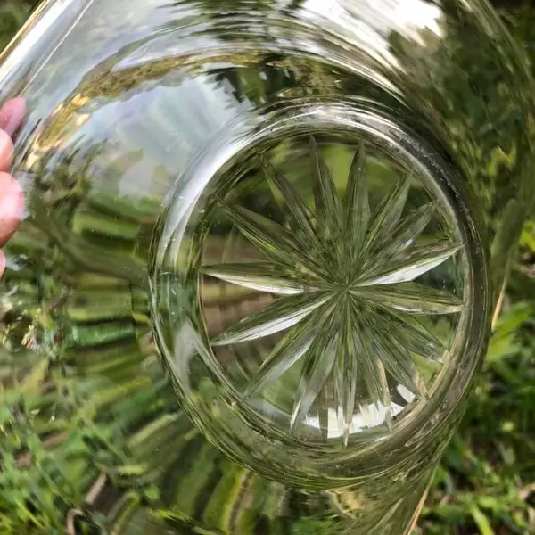 Foto de um(a) Antiga Linda Cesta Vaso Centro De Mesa Em Cristal Francês, da categoria de Centro de mesa. Antiga e linda cesta em finíssimo cristal francês com o fundo estrelado lapidado à mão.Peça muito decorativa, pode ser usada... Mostrado de uma perspectiva diferente. Vendido no marketplace Trésors.