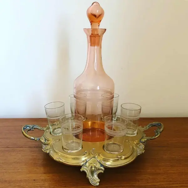 Foto de um(a) Antigo Conjunto Wmf Garrafa Para Licor E 6 Copinhos Cristal, da categoria de Jogos de taças e copos. Antigo e elegante conjunto WMF, de garrafa e 6 copinhos para licor em cristal alemão, com seu respectivo présentoir em metal... Mostrado de uma perspectiva diferente. Vendido no marketplace Trésors.