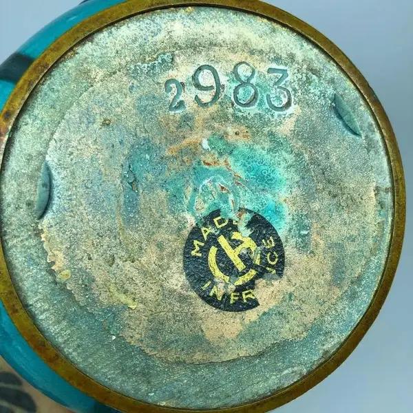 Foto de um(a) Antigo Vaso Art Deco Majólica Francesa Sèvres Paul Millet, da categoria de Vasos. Paul Millet - Sèvres. Antigo e raro vaso bojudo em majólica/cerâmica artística francesa vitrificada. Bordas trabalhadas em... Mostrado de uma perspectiva diferente. Vendido no marketplace Trésors.