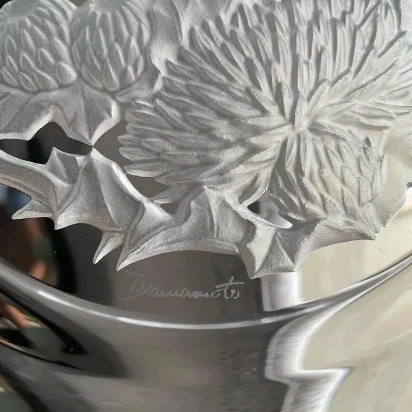 Foto de um(a) Antigo Raro Par Pratos Decorativos Cristal Francês Assinados, da categoria de Pratos Decorativos. Antigo e lindo par de pratos decorativos, em cristal francês, decoração floral lapidada à mão com bastante riqueza de... Mostrado de uma perspectiva diferente. Vendido no marketplace Trésors.