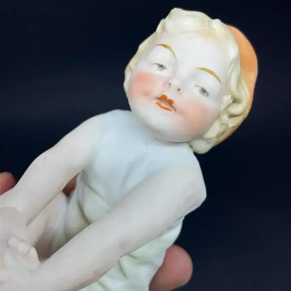 Foto de um(a) Antigo Par Bibelôs Esculturas De Bebês Em Biscuit Alemão, da categoria de Escultura. Antigo par de esculturas artísticas representando bebês, moldadas e pintadas à mão em biscuit alemão. Início do século XX.... Mostrado de uma perspectiva diferente. Vendido no marketplace Trésors.