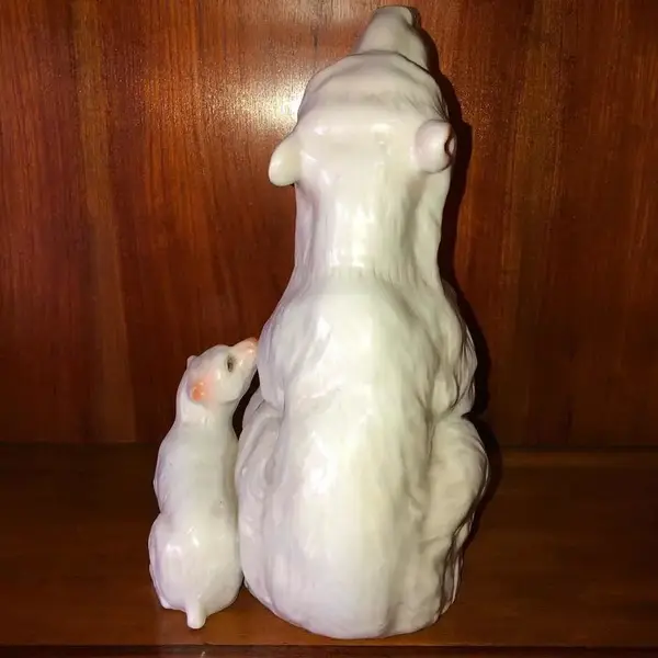 Foto de um(a) Antiga Rara Escultura Bloco Escultórico Urso Polar Porcelana, da categoria de Escultura. Antigo e grande bloco escultórico, feito à mão em porcelana artística alemã representando ursos polares. Peça imponente e... Mostrado de uma perspectiva diferente. Vendido no marketplace Trésors.