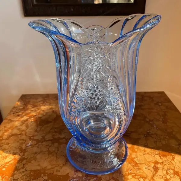Foto de um(a) Antigo Raro Vaso Art Deco Walther & Sohne Em Vidro Alemão, da categoria de Vasos. Walter & Sohne. Antigo e lindo vaso azul em vidro artístico de ótima qualidade moldado e prensado com uvas em relevo. Da... Mostrado de uma perspectiva diferente. Vendido no marketplace Trésors.