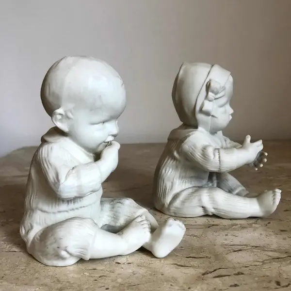 Foto de um(a) Antigo Raro Par Esculturas Bibelôs Bebês Em Biscuit Alemão, da categoria de Escultura. Biscuit, Germany. Antigo e muito colecionável par de bibelôs, feitos à mão em biscuit, representando graciosos bebês, início... Mostrado de uma perspectiva diferente. Vendido no marketplace Trésors.