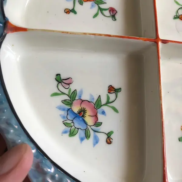 Foto de um(a) Japão Ocupado Antiga Petisqueira Porcelana Oriental Japoensa, da categoria de Travessas e tigelas. Japão ocupado. Antiga petisqueira Art Deco em fina porcelana japonesa, decorada com flores. Década de 1950. Medidas 13x24cm. Mostrado de uma perspectiva diferente. Vendido no marketplace Trésors.