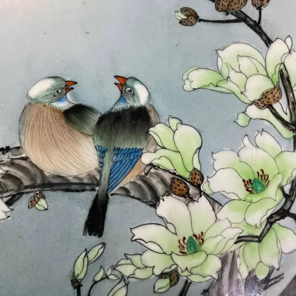 Foto de um(a) Antigo Raro Vaso Oriental Porcelana Japonesa Pintado À Mão, da categoria de Vasos. Antigo e grande vaso oriental em porcelana artística, peça toda pintada à mão com decoração de pássaros e flores. Cada lado... Mostrado de uma perspectiva diferente. Vendido no marketplace Trésors.