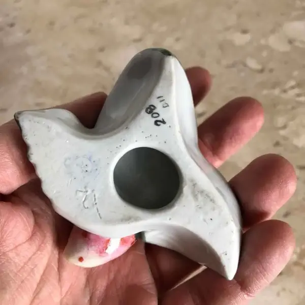 Foto de um(a) Antigo Paliteiro De Coleção Com Morangos Em Porcelana Alemã, da categoria de Paliteiros. Linda peça de coleção, feita e pintada à mão.Medida 9cm. Mostrado de uma perspectiva diferente. Vendido no marketplace Trésors.