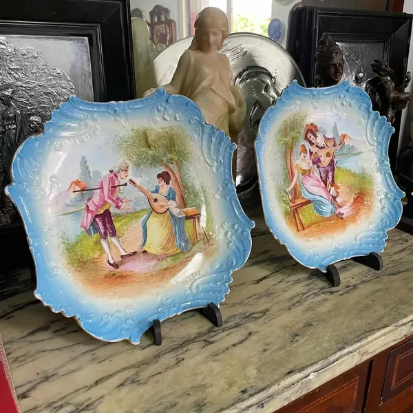 Foto de um(a) Antigo Par De Pratos Medalhões Porcelana Francesa Limoges, da categoria de Pratos Decorativos. B&R Limoges - France. Antigo e raro par de pratos medalhões em porcelana artística, ricamente pintados à mão. Da renomada... Mostrado de uma perspectiva diferente. Vendido no marketplace Trésors.