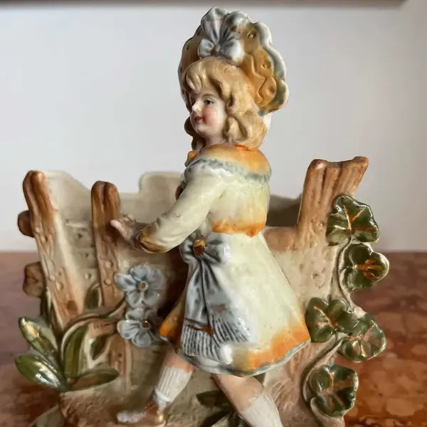 Foto de um(a) Antigo Bibelô Floreira Escultura Decorativa Biscuit Francês, da categoria de Escultura. Antiga floreira decorativa com figura de menina, peça artística toda feita e pintada à mão em biscuit francês. Início do... Mostrado de uma perspectiva diferente. Vendido no marketplace Trésors.