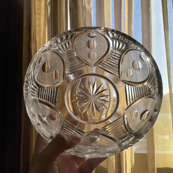 Foto de um(a) Antigo Centro De Mesa Saladeira Fruteira Em Cristal Tcheco, da categoria de Travessas e tigelas. Antigo centro de mesa em cristal Tcheco, ricamente lapidado à mão. Peça com lindo brilho natural. Também pode ser usada como... Mostrado de uma perspectiva diferente. Vendido no marketplace Trésors.