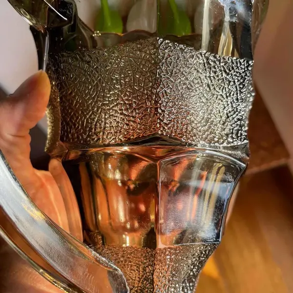 Foto de um(a) Antigo Vaso Art Deco Ânfora Vidro Artístico Walther & Sohne, da categoria de Vasos. Walther & Sohne. Antigo e diferente vaso com alças em vidro artístico de ótima qualidade, moldado e prensado com detalhes em... Mostrado de uma perspectiva diferente. Vendido no marketplace Trésors.