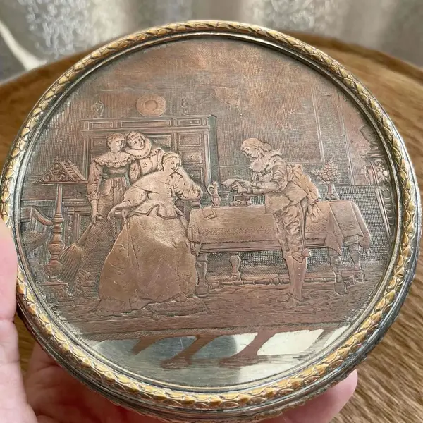Foto de um(a) Antiga Rara Caixa Pozeira Porta Jóias Em Prata Francesa, da categoria de Cestos e Caixas. Antiga e fina caixa/porta jóias artístico em metal francês espessurado a prata. Detalhes em bronze doré com belíssimo... Mostrado de uma perspectiva diferente. Vendido no marketplace Trésors.