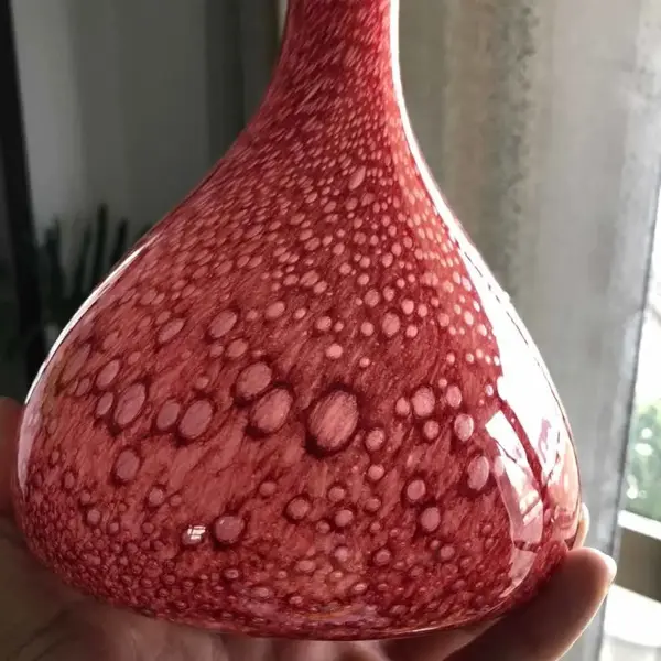 Foto de um(a) Antigo Grande Jarro Vaso Art Deco Murano Italiano Vermelho, da categoria de Vasos. Lindo vaso em Murano italiano feito à mão. Peça imponente.Período Art Deco. Cores vivas e brilhantes, muito decorativo. ... Mostrado de uma perspectiva diferente. Vendido no marketplace Trésors.
