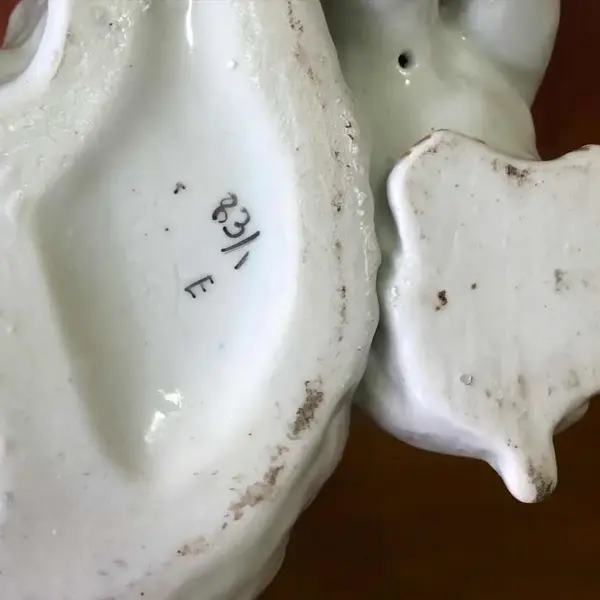 Foto de um(a) Antiga Rara Escultura Bloco Escultórico Urso Polar Porcelana, da categoria de Escultura. Antigo e grande bloco escultórico, feito à mão em porcelana artística alemã representando ursos polares. Peça imponente e... Mostrado de uma perspectiva diferente. Vendido no marketplace Trésors.