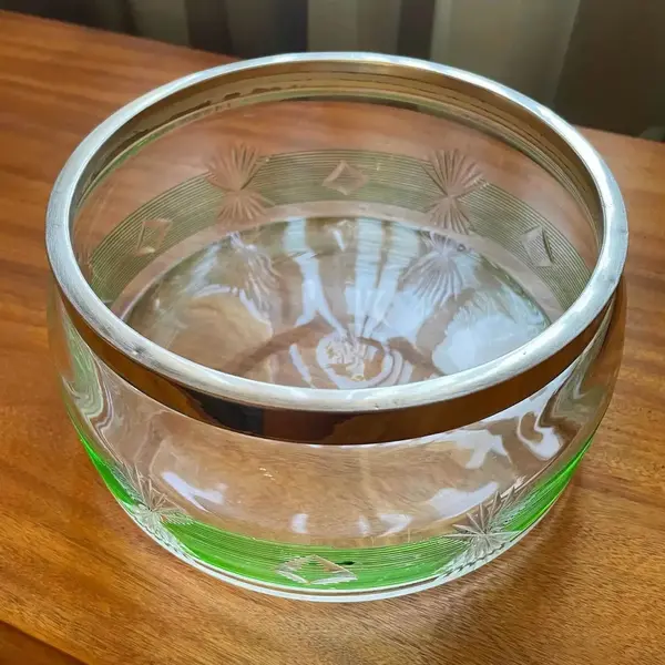 Foto de um(a) Antiga Saladeira Centro De Mesa Art Deco Cristal Loetz Glass, da categoria de Travessas e tigelas. Loetz Glass. Antiga saladeira ou centro de mesa em cristal austríaco, doublé na cor verde rubi, lapidado à mão. Borda em... Mostrado de uma perspectiva diferente. Vendido no marketplace Trésors.