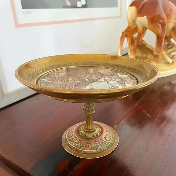Foto de um(a) Antigo Raro Porta Cartões Bronze Francês Mozart Pompadour, da categoria de Outros objetos decorativos. Mozart chez Madame de Pompadour. Antigo porta cartões, fruteirinha em metal francês com bronze. Peça artística, feita à mão,... Mostrado de uma perspectiva diferente. Vendido no marketplace Trésors.