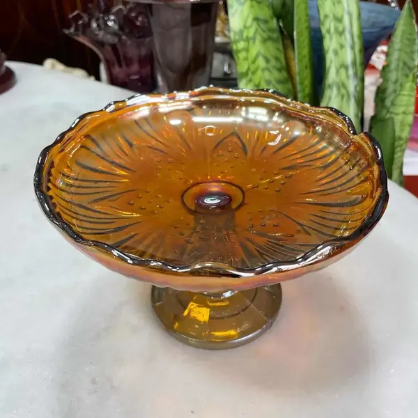 Foto de um(a) Antiga Coleção Rara Fruteira Boleira Vidro Carnival Glass, da categoria de Centro de mesa. Antigas fruteiras em vidro Carnival Glass. Meados do século XX. Medidas 9x18cm Medidas 10x21cmMedidas 13x20cm. Mostrado de uma perspectiva diferente. Vendido no marketplace Trésors.