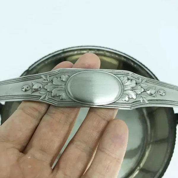 Foto de um(a) Antiga Cesta Centro De Mesa Em Prata Wmf E Cristal Art Deco, da categoria de Cestos e Caixas. WMF. Antiga cesta alemã em metal espessurado a prata. Com recipiente original em cristal com a borda lapidada à mão. Peça... Mostrado de uma perspectiva diferente. Vendido no marketplace Trésors.