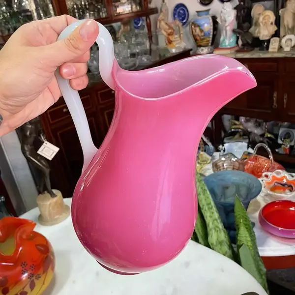 Foto de um(a) Antigo Raro Jarro Vaso Jarra Opalina Francesa Baccarat Rosa, da categoria de Jarros. Baccarat. Antiga e grande jarra em opalina Baccarat, na linda cor rosa. Peça muito imponente e decorativa, combina qualquer... Mostrado de uma perspectiva diferente. Vendido no marketplace Trésors.