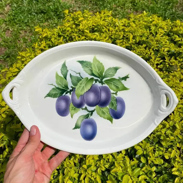Foto de um(a) Antigo Raro Prato Com Alças Bandeja Em Majólica Européia, da categoria de Travessas e tigelas. Antigo prato com alças, para servir ou decorar, feito à mão em majólica européia do início século XX.Medidas 32x21cm. Mostrado de uma perspectiva diferente. Vendido no marketplace Trésors.