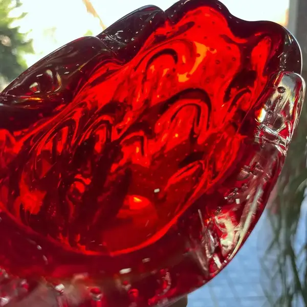 Foto de um(a) Antigo Centro Bowl Vaso Cactus Murano Italiano Art Deco, da categoria de Vasos. Antigo centro de mesa/vaso ou floreira em Murano Italiano vermelho rubi, formato super diferente e versátil, peça toda feita... Mostrado de uma perspectiva diferente. Vendido no marketplace Trésors.