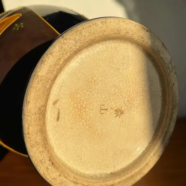 Foto de um(a) Antigo Vaso Jarro Oriental Porcelana Japonesa Satsuma, da categoria de Vasos. Satsuma Imperial. Antigo e imponente vaso oriental em porcelana artística japonesa, pintura em relevo feita à mão. Cada lado... Mostrado de uma perspectiva diferente. Vendido no marketplace Trésors.