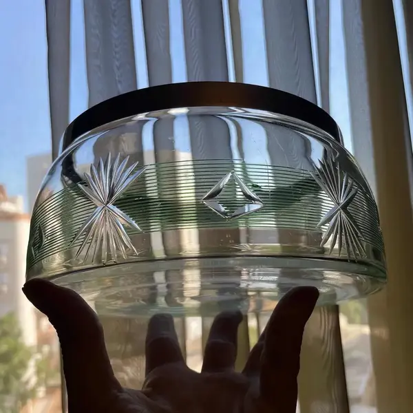 Foto de um(a) Antiga Saladeira Centro De Mesa Art Deco Cristal Loetz Glass, da categoria de Travessas e tigelas. Loetz Glass. Antiga saladeira ou centro de mesa em cristal austríaco, doublé na cor verde rubi, lapidado à mão. Borda em... Mostrado de uma perspectiva diferente. Vendido no marketplace Trésors.