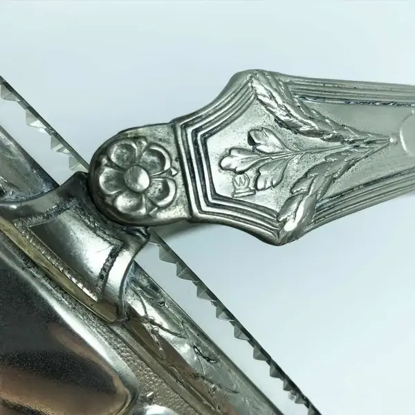 Foto de um(a) Antiga Cesta Centro De Mesa Em Prata Wmf E Cristal Art Deco, da categoria de Cestos e Caixas. WMF. Antiga cesta alemã em metal espessurado a prata. Com recipiente original em cristal com a borda lapidada à mão. Peça... Mostrado de uma perspectiva diferente. Vendido no marketplace Trésors.