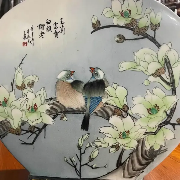 Foto de um(a) Antigo Raro Vaso Oriental Porcelana Japonesa Pintado À Mão, da categoria de Vasos. Antigo e grande vaso oriental em porcelana artística, peça toda pintada à mão com decoração de pássaros e flores. Cada lado... Mostrado de uma perspectiva diferente. Vendido no marketplace Trésors.