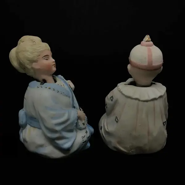Foto de um(a) Antigo Raro Par Escultura Boneca Biscuit Francês Articulada, da categoria de Modelos e estatuetas. Antigo e diferente par de esculturas artísticas em biscuit francês. Ambos possuem a cabeça articulada. São raras as peças... Mostrado de uma perspectiva diferente. Vendido no marketplace Trésors.