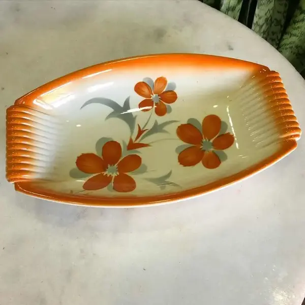Foto de um(a) Antigo Prato Travessa Em Faiança Majólica Alemã Art Deco, da categoria de Travessas e tigelas. Antigo prato com alças, travessa em majólica/faiança alemã. Lindas cores. Período Art Deco. Na última foto mostra um pequeno... Mostrado de uma perspectiva diferente. Vendido no marketplace Trésors.