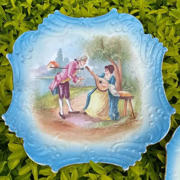 Foto de um(a) Antigo Par De Pratos Medalhões Porcelana Francesa Limoges, da categoria de Pratos Decorativos. B&R Limoges - France. Antigo e raro par de pratos medalhões em porcelana artística, ricamente pintados à mão. Da renomada... Mostrado de uma perspectiva diferente. Vendido no marketplace Trésors.