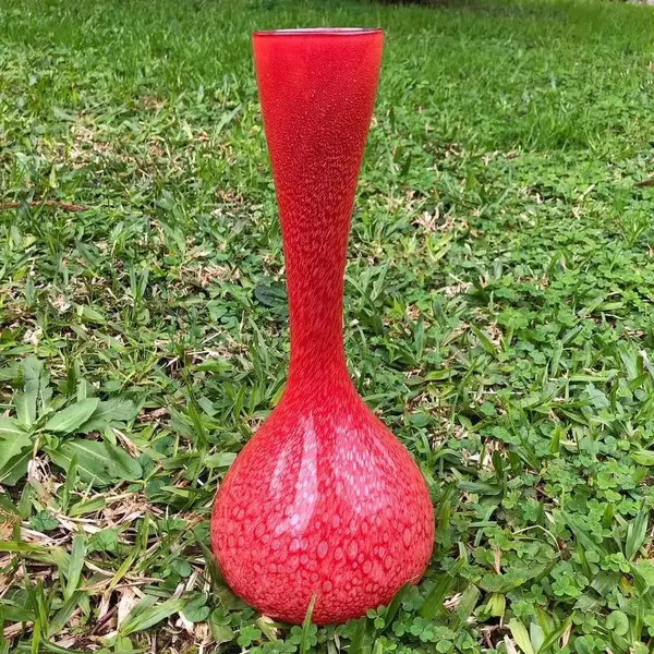 Foto de um(a) Antigo Grande Jarro Vaso Art Deco Murano Italiano Vermelho, da categoria de Vasos. Lindo vaso em Murano italiano feito à mão. Peça imponente.Período Art Deco. Cores vivas e brilhantes, muito decorativo. ... Mostrado de uma perspectiva diferente. Vendido no marketplace Trésors.