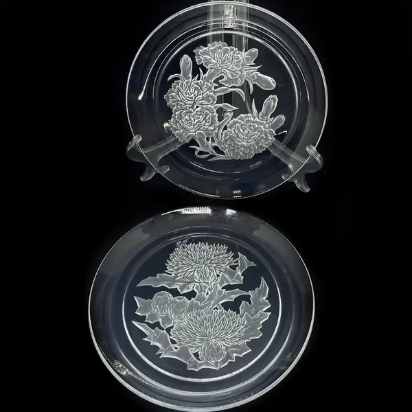 Foto de um(a) Antigo Raro Par Pratos Decorativos Cristal Francês Assinados, da categoria de Pratos Decorativos. Antigo e lindo par de pratos decorativos, em cristal francês, decoração floral lapidada à mão com bastante riqueza de... Mostrado de uma perspectiva diferente. Vendido no marketplace Trésors.