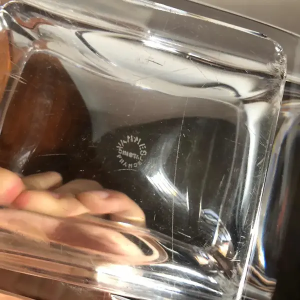 Foto de um(a) Antigo Bowl Decorativo Cinzeiro Em Cristal De Sèvres Francês, da categoria de Travessas e tigelas. Cristal de Sèvres. Lindo bowl em pesado cristal francês de excelente qualidade, da famosa manufatura Sèvres, trabalho manual... Mostrado de uma perspectiva diferente. Vendido no marketplace Trésors.