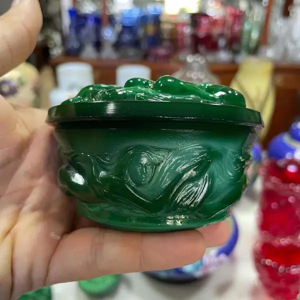 Foto de um(a) Antiga Caixa Art Deco Ingrid Malaquita Glass Heinrich Hoffma, da categoria de Cestos e Caixas. Malachite Glass. Ingrid Glass by Heinrich Hoffmann. Antiga caixa porta jóias em vidro artístico de malaquita, ou como... Mostrado de uma perspectiva diferente. Vendido no marketplace Trésors.