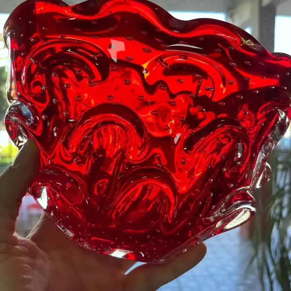 Foto de um(a) Antigo Centro Bowl Vaso Cactus Murano Italiano Art Deco, da categoria de Vasos. Antigo centro de mesa/vaso ou floreira em Murano Italiano vermelho rubi, formato super diferente e versátil, peça toda feita... Mostrado de uma perspectiva diferente. Vendido no marketplace Trésors.