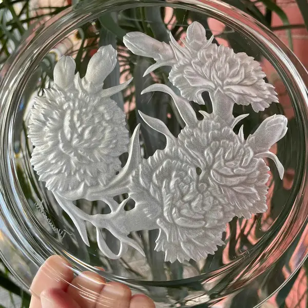 Foto de um(a) Antigo Raro Par Pratos Decorativos Cristal Francês Assinados, da categoria de Pratos Decorativos. Antigo e lindo par de pratos decorativos, em cristal francês, decoração floral lapidada à mão com bastante riqueza de... Mostrado de uma perspectiva diferente. Vendido no marketplace Trésors.