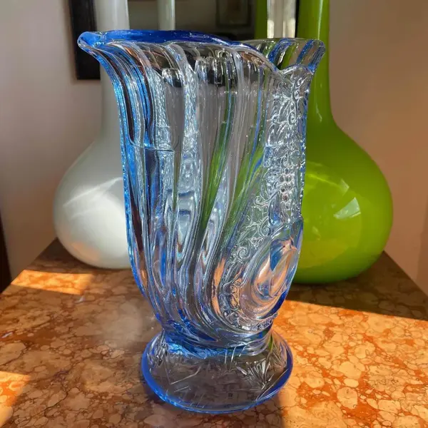 Foto de um(a) Antigo Raro Vaso Art Deco Walther & Sohne Em Vidro Alemão, da categoria de Vasos. Walter & Sohne. Antigo e lindo vaso azul em vidro artístico de ótima qualidade moldado e prensado com uvas em relevo. Da... Mostrado de uma perspectiva diferente. Vendido no marketplace Trésors.