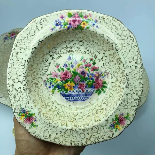 Foto de um(a) Antigo Raro Conjunto Sobremesa Tigela Porcelana Inglesa H&K, da categoria de Travessas e tigelas. H&K Tunstall - Hollinshead & Kirkham. Antigo e lindo conjunto para sobremesa, composto de uma tigela maior, seis tigelinhas... Mostrado de uma perspectiva diferente. Vendido no marketplace Trésors.