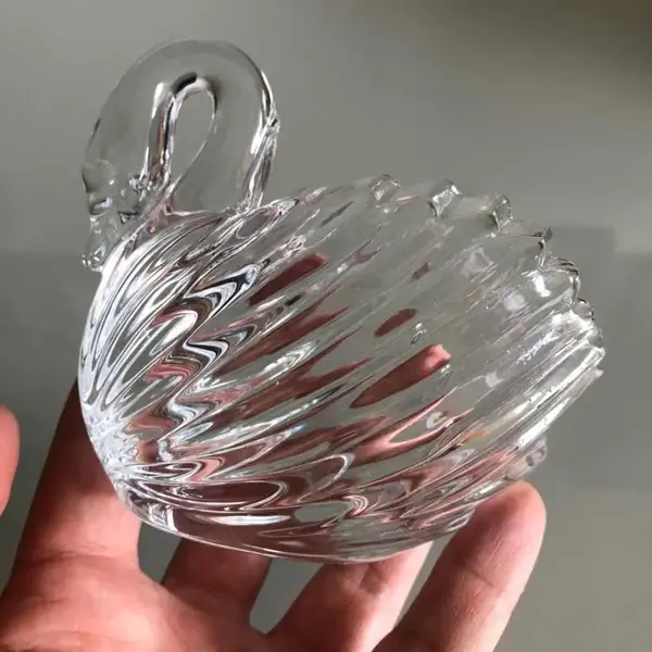 Foto de um(a) Antigo Vaso Bowl Escultura De Cisne Em Cristal, da categoria de Escultura. Linda peça em demi cristal, muito versátil e decorativa. Pode ser usada de diversas maneiras. Medidas 10x12cm. Mostrado de uma perspectiva diferente. Vendido no marketplace Trésors.