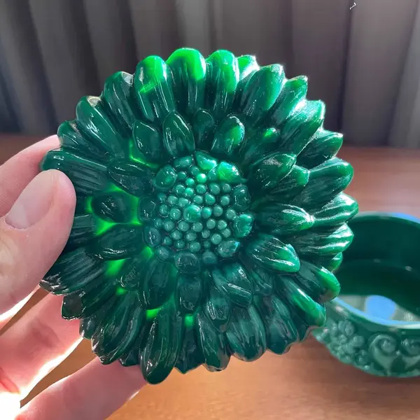 Foto de um(a) Antiga Pozeira Caixa Ingrid Malaquita Glass Art Deco Hoffman, da categoria de Cestos e Caixas. Malachite Glass. Ingrid Glass by Heinrich Hoffmann. Antiga caixa porta jóias em vidro artístico de malaquita. Linda... Mostrado de uma perspectiva diferente. Vendido no marketplace Trésors.