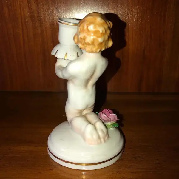 Foto de um(a) Antigo Castiçal Criança Em Porcelana Alemã Von Schierholz, da categoria de Castiçais. Von Schierholz. Antigo e pequeno castiçal, feito e pintado à mão, em porcelana artística alemã. Peça muito delicada e com... Mostrado de uma perspectiva diferente. Vendido no marketplace Trésors.