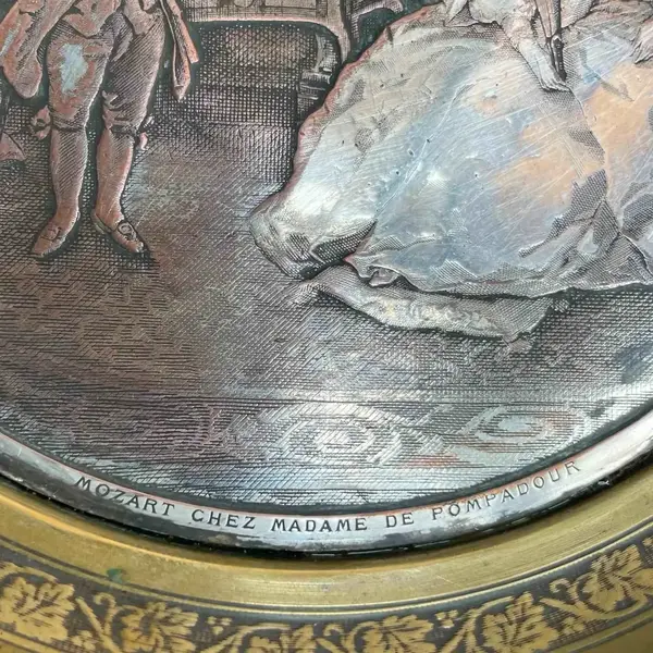 Foto de um(a) Antigo Raro Porta Cartões Bronze Francês Mozart Pompadour, da categoria de Outros objetos decorativos. Mozart chez Madame de Pompadour. Antigo porta cartões, fruteirinha em metal francês com bronze. Peça artística, feita à mão,... Mostrado de uma perspectiva diferente. Vendido no marketplace Trésors.
