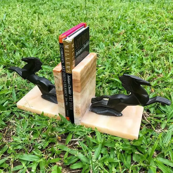 Foto de um(a) Antiga Escultura Cavalo Cerra Livros Art Deco Pétit Bronze, da categoria de Escultura. Antigo e lindo cerra livros com figuras de cavalos em pétit bronze francês, base em alabastro e ônix. Extremamente... Mostrado de uma perspectiva diferente. Vendido no marketplace Trésors.